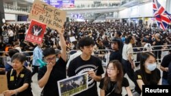 Ribuan demonstran memadati terminal kedatangan di bandara internasional Hong Kong hari Jumat (9/8).
