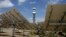 Plantas de CSP consisten en miles de espejos que reflejan la luz solar en una torre central cubierta de un material que absorbe la luz. 