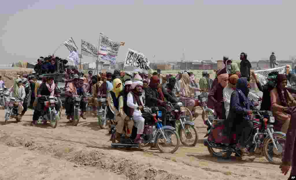 گروهی از هواداران طالبان در شهر چمن پاکستان، در مرز بین پاکستان و افغانستان