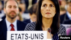 Anbasadè Lèzetazini nan Nasyon Zini, Nikki Haley, ki tap asiste yon rankont Konsèy l'ONU sou Dwamoun nan vil Jenèv, Peyi Laswis, nan dat 6 jen 2017 la. 