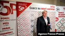 Pemimpin dari Partai Komunis Ceko Vojtech Filip berbicara kepada awak media di Prague, pada 9 Oktober 2021, setelah hasil awal pemilu menunjukkan partainya berada di bawah batas suara 5 persen. (Foto: AFP)