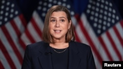 Senadora democrata Elissa Slotkin no fazer o discurso de réplica ao Presidente Donald Trump, 4 março 2025