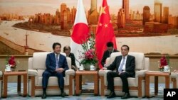 Thủ tướng Shinzo Abe và Thủ tướng Trung Quốc Lý Khắc Cường, ngày 25/10/2018 tại Bắc Kinh.