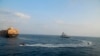 资料照片：印度海军在X平台公布的照片显示印度军舰“加尔各答号”(INS Kolkata)在亚丁湾对悬挂利比里亚旗帜的商船“天空二号”(MSC Sky II)在疑似遭无人机或导弹袭击后发出的火警做出回应。(2024年3月5日)