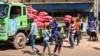 Des sacs de riz sont déchargés d'un camion au marché principal de Niamey, le 8 août 2023.