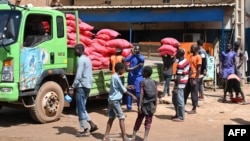 Des sacs de riz sont déchargés d'un camion au marché principal de Niamey, le 8 août 2023.