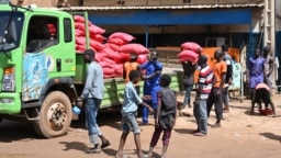 Des sacs de riz sont déchargés d'un camion au marché principal de Niamey, le 8 août 2023.