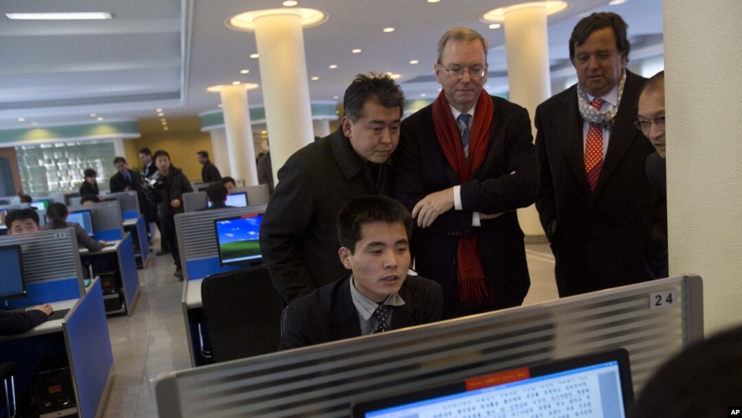 Como parte del itinerario durante su viaje a Corea del Norte, el presidente de Google, Eric Schmidt y el ex gobernador de Nuevo México, Bill Richardson se reúnen con universitarios.