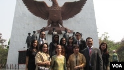 Catherine Pandjaitan (depan, kedua dari kiri), putri sulung Mayjen Anumerta DI Pandjaitan bersama keluarga di depan Monumen Pancasila Sakti, Jakarta (1/10). (VOA/Andylala Waluyo)