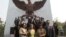 Catherine Pandjaitan (depan, kedua dari kiri), putri sulung Mayjen Anumerta DI Pandjaitan bersama keluarga di depan Monumen Pancasila Sakti, Jakarta (1/10). (VOA/Andylala Waluyo)