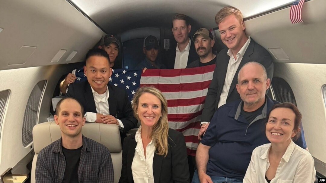 Na ovoj slici koju je objavila američka vlada, američki novinar Evan Gershkovich (L), bivši američki marinac Paul Whelan (2D) i američko-ruska novinarka Alsu Kurmasheva (D) u avionu nakon što su pušteni iz Rusije 1. avgusta 2024. 