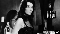 Juliette Greco dans une scène du film Les Racines du Ciel de John Huston en 1958, tourné en Afrique équatoriale française, aujourd'hui les pays du Gabon, du Tchad, du Congo et de la Centrafrique. (Photo AP)