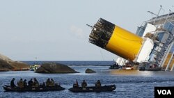 Para penyelam bersiap di dekat kapal Costa Concordia (24/1). Sejauh ini 16 jenazah korban kapal pesiar sudah ditemukan.