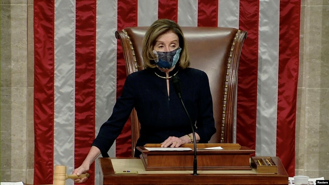 Ketua DPR AS Nancy Pelosi memimpin sidang di DPR AS untuk memulai proses pemakzulan Presiden Donald Trump hari Rabu (13/1). 