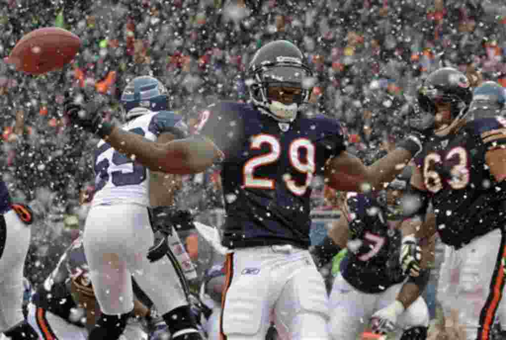 Chester Taylor (Chicago Bears) llega hasta la zona de anotación y celebra con las cámaras.