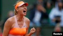 Maria Sharapova maju ke final Perancis Terbuka untuk ketiga kali berturut-turut, dan menjadi juara di Roland Garros tahun 2012 lalu (foto: dok).