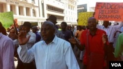FILE: MDC-T youths protesting in Harare calling for an investigation into the dissappearance of protest leader Itai Dzamara.(Photo By Thomas Chiripasi)