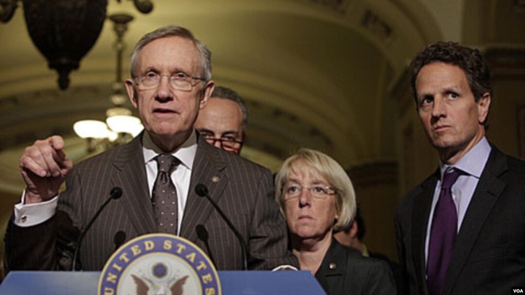 Ketua Mayoritas Senat AS, Harry Reid bersama Menkeu AS Timothy Geithner (kanan). Senat, yang dikuasai partai Demokrat, menolak RUU yang diusulkan Ketua DPR AS, John Boehner.