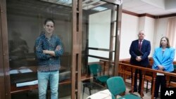 Wartawan The Wall street Journal Evan Gershkovich berdiri di dalam sel kaca di sebuah ruang persidangan di Pengadilan Kota Moskow, pada 18 April 2023. (Foto: AP/Alexander Zemlianichenko)