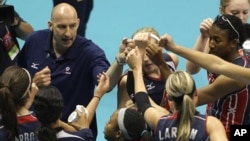 Hugh McCutcheon, top left, head coach of US women's volleyball team, bumps fists with players during game against Germany in Rio de Janeiro. (2009 photo)