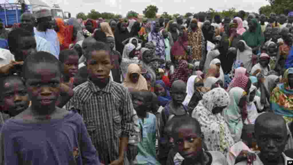 Jama'an da suka kauracewa gidajensu biyo bayan harin 'yan Boko Haram, sun samu mafaka a wata Makaranta, a Maiduguri, 9 ga Satumba 2014.