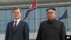 Presiden Korea Selatan, Moon Jae-in (kiri) bersama pemimpin Korea Utara, Kim Jong-un di Pyongyang, Korea Utara, 18 September 2018. (Foto:Korea Broadcasting System via AP).