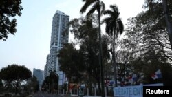 Una pancarta con el mensaje "quédate en casa" desplegada en una céntrica calle de Ciudad de Panamá, el pasado 31 de marzo.