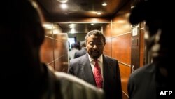 Gabonese opposition leader Jean Ping arrives at his party headquarters in Libreville, Aug. 28, 2016. 