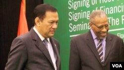 Menteri Keuangan Agus Martowardojo (kiri) bersama Presiden Bank Pembangunan Islam (IDB) Mohammed Ali. (VOA/Iris Gera)