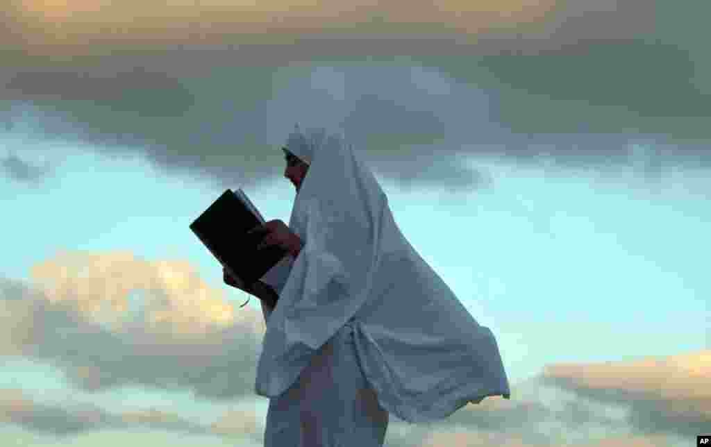 A Palestinian girl reads the Holly Quran in the first of Shaban month in the West Bank city of Nablus, Palestine, June 1, 2014.