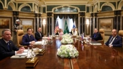  Menteri Luar Negeri Amerika Serikat Marco Rubio (kedua dari kiri), Menteri Luar Negeri Rusia Sergey Lavrov (kanan) bersama para pejabat Amerika Serikat, Saudi, dan Rusia di Istana Diriyah, di Riyadh, Arab Saudi, 18 Februari 2025.. (Evelyn Hockstein/Pool Photo via AP)