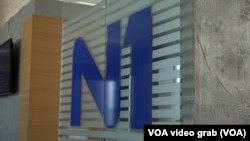 Logo N1, u prostorijama te kuće na Novom Beogradu, Srbija.