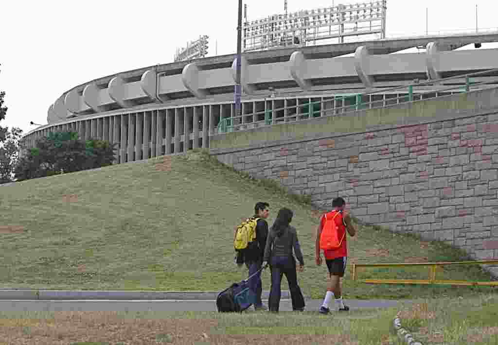 Despues de la entrevista en el campo de practica, Najar se reunio con la Voz de America y camino con nostros hasta el estadio del D.C. United.