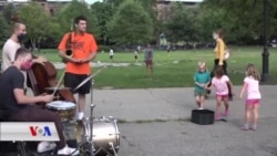 Li Kolanên New Yorkê Dengê Muzîkî Blind Dibe