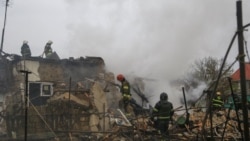 Petugas berupaya memadamkan api di lokasi yang terdampak serangan rudal Rusia, di Odesa, Ukraina, 20 April 2024. (REUTERS/Serhii Smolientsev)