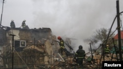 مأموران آتش‎‌نشانی در محلی که ساختمان‌های مسکونی در اثر حمله موشکی روسیه آسیب دیده‌اند. اودسا، اوکراین، اول اردیبهشت ۱۴۰۳ 