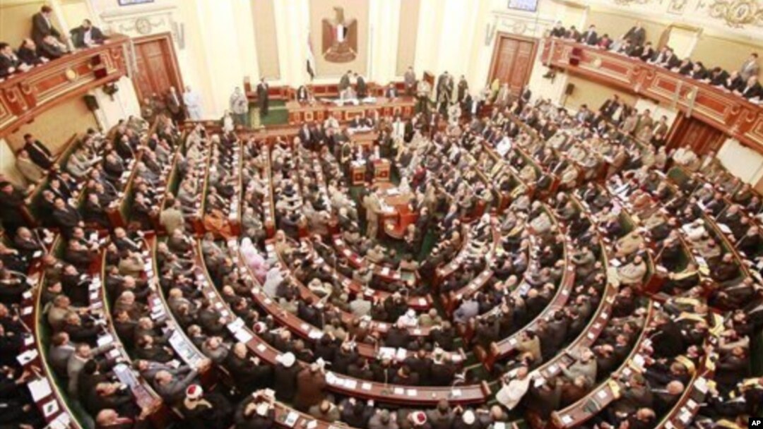 Suasana sidang parlemen Mesir pasca reformasi yang menggulingkan Presiden Hosni Mubarak (Foto: dok). Majelis Konstituante Mesir telah menerbitkan sebagian RUU mengenai batas kewenangan Presiden.