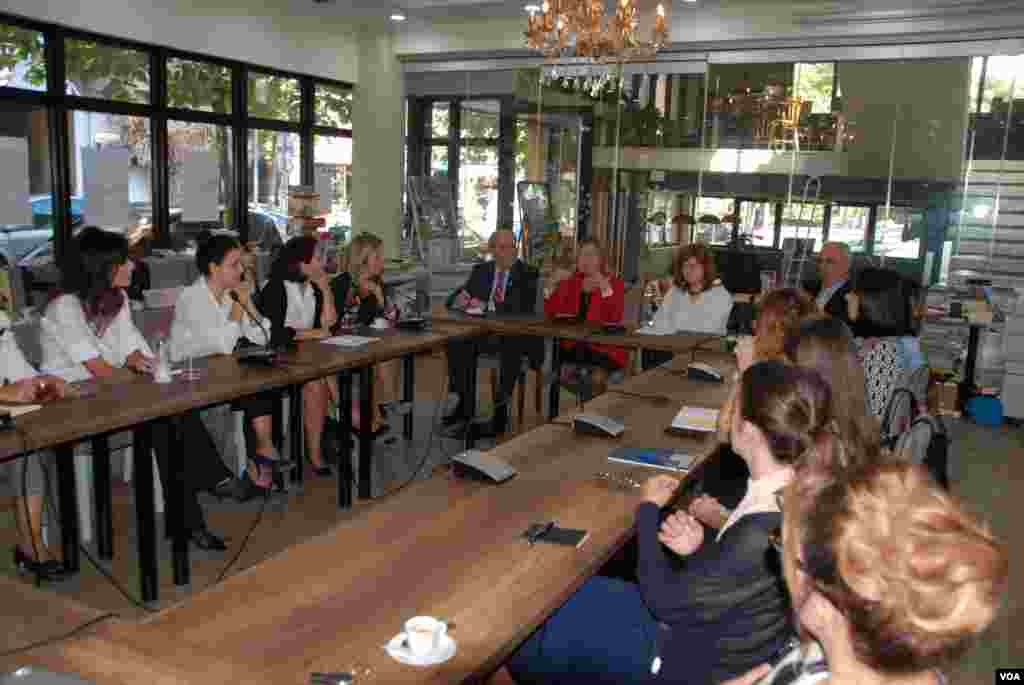 VOA Director Amanda Bennett participates in a roundtable discussion with a group of prominent women at the Albanian Institute for International Studies, September 27, 2017.