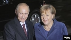 PM Rusia Vladimir Putin (kiri) melakukan pembicaraan dengan Kanselir Jerman Angela Merkel di Berlin.