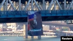 Плакат с портретом Владимира Путина на Манхэттенском мосту в Нью-Йорке. 6 октября 2016.