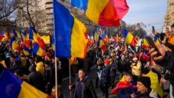 Sejumlah demonstran turun ke jalan di Bucharest membawa bendera Rumania, menuntut penyelenggaraan pemilu yang bebas pada 12 Januari 2025. (Foto: AP/Vadim Ghirda)