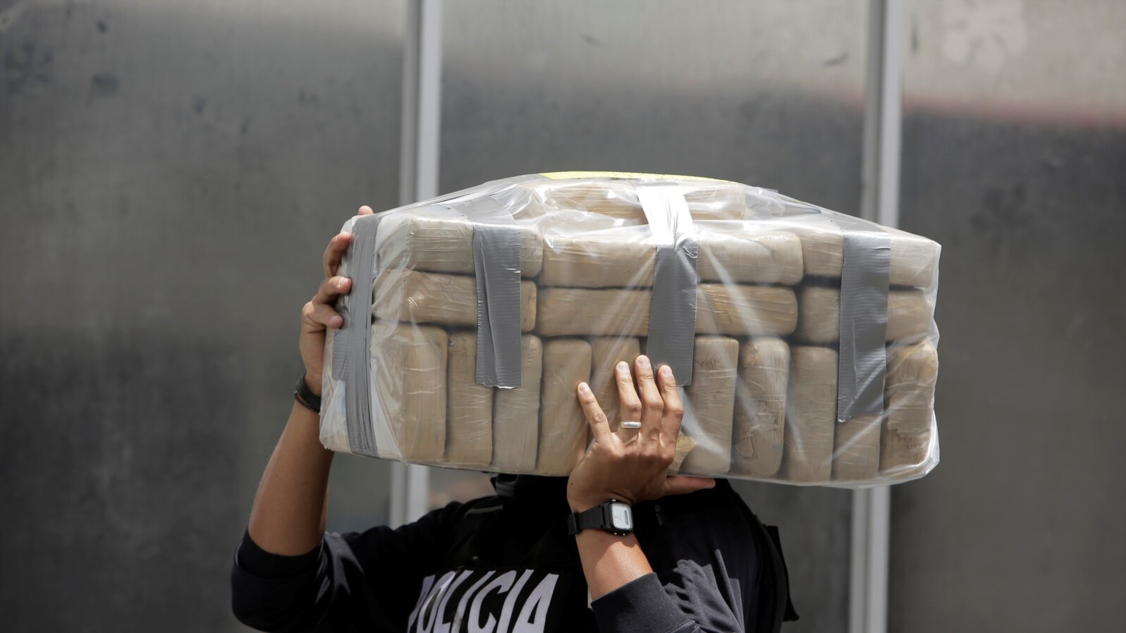 Policajac nosi zaplenjeni kokain, 5. avgusta 2019. u vojnoj bazi u Kostariki; ilustrativna fotografija (Foto: Reuters/Juan Carlos Ulate)