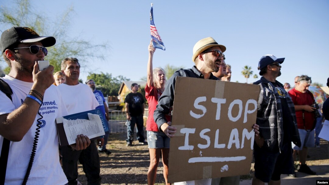 Namoyishchi qo'lidagi plakatda "Islomni to'xtating" deb yozilgan, Arizona, 29-may, 2015-yil.