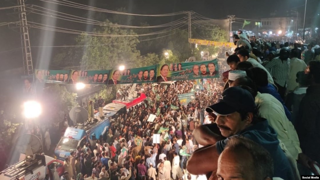 گھر سے جیل جانے کے لیے نواز شریف کی ریلی لاہور کی شاہراہوں سے گزر رہی ہے۔ 7 مئی 2019