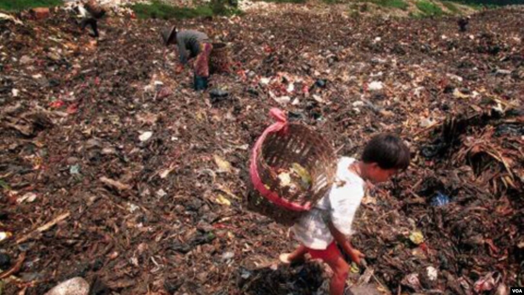 Seorang pemulung cilik memilih-milih sampah di Bantar Gebang, Jakarta. DKI Jakarta menghasilkan 6.200 ton sampah setiap harinya.