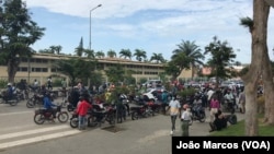 Manifestação de motoqueiros na frente do Hospital Geral de Benguela, em Angola, a 6 de Dezembro de 2021