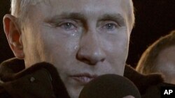 Firai Ministan Rasha Vladimir Putin na zubar da hawaye a lokacin da ya ke ikirarin samun nasara a zaben shugaban kasar da aka yi, a gaban dubban daruruwan magoya bayan shi da su ka yi dandazo a kofar Fadar shugaban kasar ta Kremlin