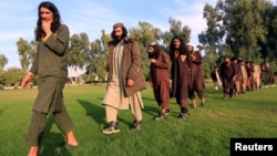 Para militan ISIS yang menyerahkan diri kepada pemerintah Afghanistan hadir di hadapan media di Jalalabad, Provinsi Nangarhar, Afghanistan, 17 November 2019. (Foto: Reuters)