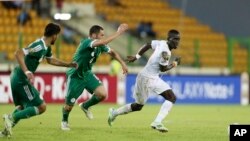 Saphir Taider Sliti, à gauche, et Medhi Lacen, de l’Algérie tentent de rattraper le Sénégalais Idrissa Gueye au cours d’un match du groupe C à la CAN 2017, à Malabo, Guinée équatoriale, 7 janvier 2015. 