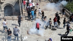 Manifestantes palestinos participan durante una manifestación para mostrar su solidaridad en medio de los combates entre Israel y Gaza, en la Ciudad Vieja de Jerusalén, el 18 de mayo de 2021.